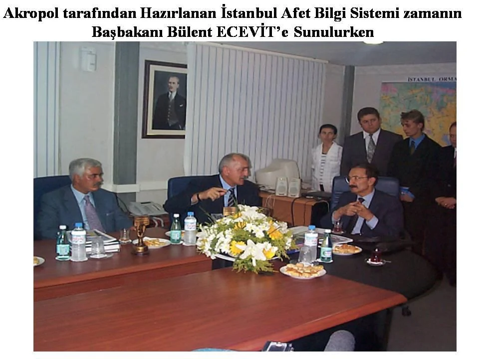 İstanbul Afet Bilgi Sistemi’nin Başbakan Bülent Ecevit’e sunumu · Akropol arşivi
