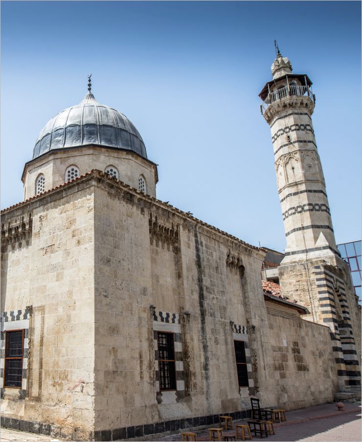 Adana Ulu Camii ve minaresinin fotoğrafı